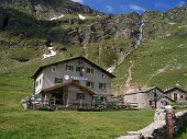 19 Rifugio Chiavenna condietro la cascata che forma l'acqua del L. Nero